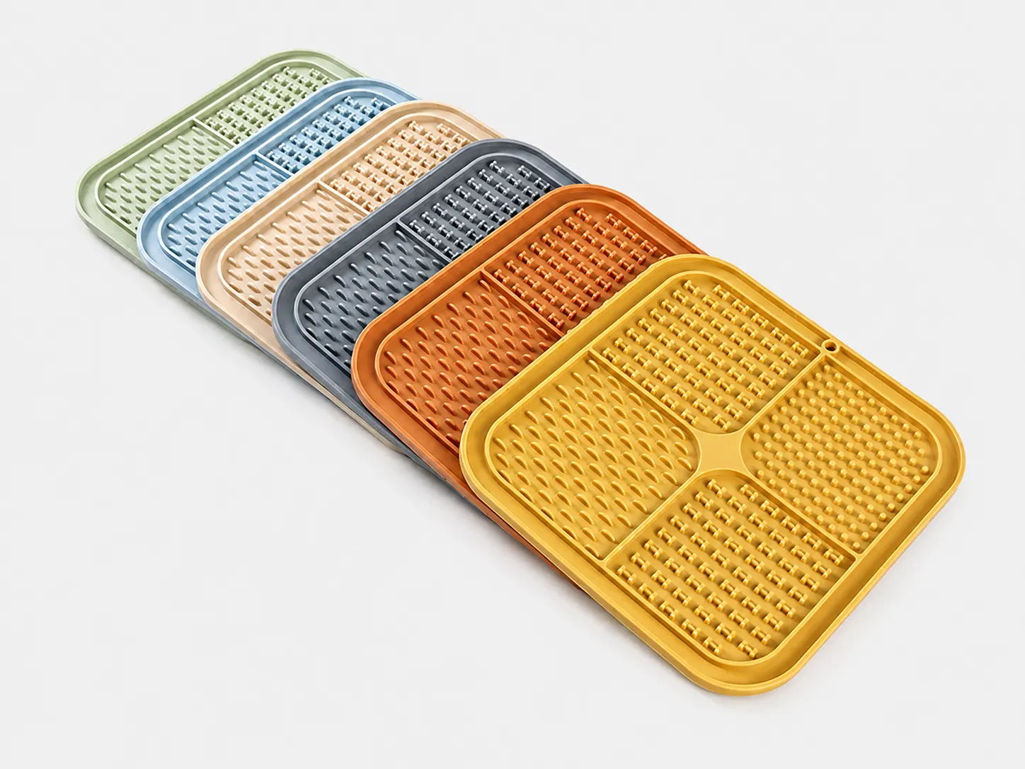 Cat Lick Mat Guide: How to Choose a Silicone Lick Mat for Cats and Small Dogs